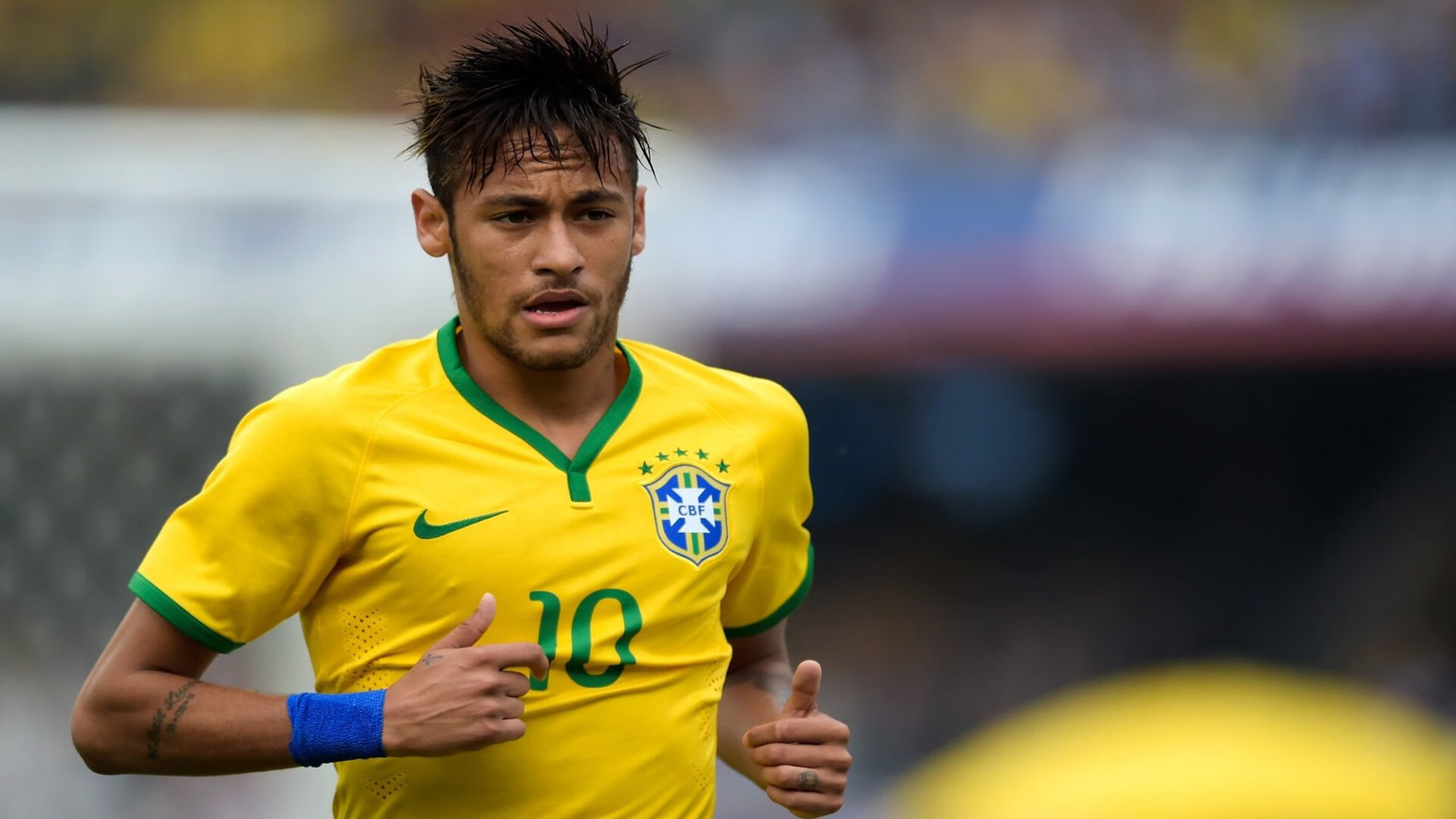 世界极限冲浪大浪赛 葡萄牙纳扎雷站 选手完成近30米巨浪骑乘